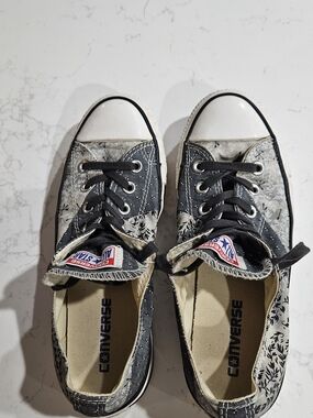 All Stars Chuck Taylor Converse Women’s  Sneakers in Black and White Size 8